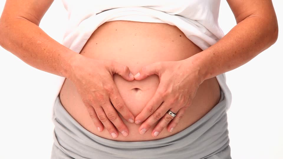 Почему болит пупок при беременности и что делать